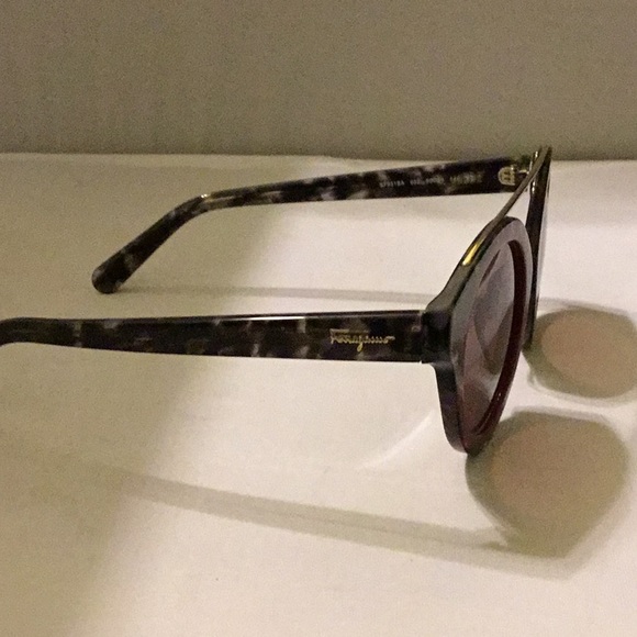 COPY - SALVATORE FERRAGAMO SUNGLASSES. - Picture 4 of 9